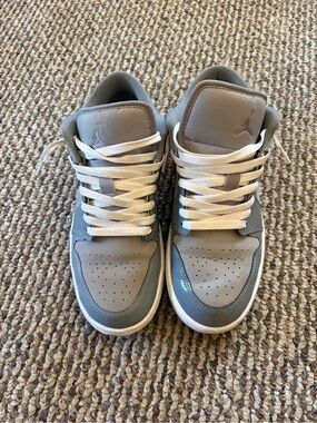 Jordan Low Top Sneakers - Gray/White